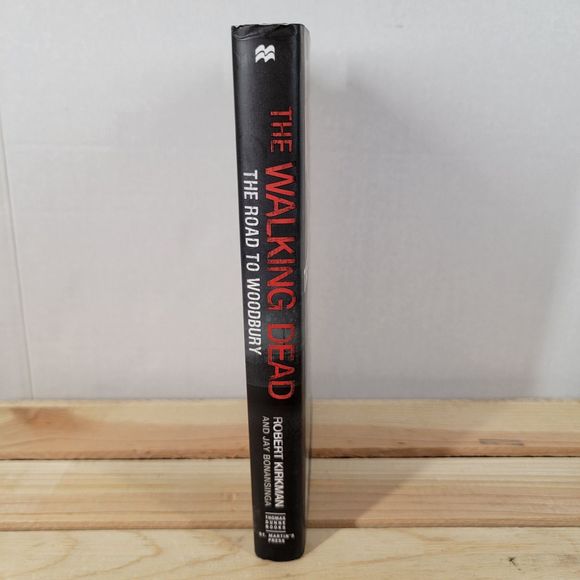 The Walking Dead The Road To Woodbury - hardback - Picture 2 of 3